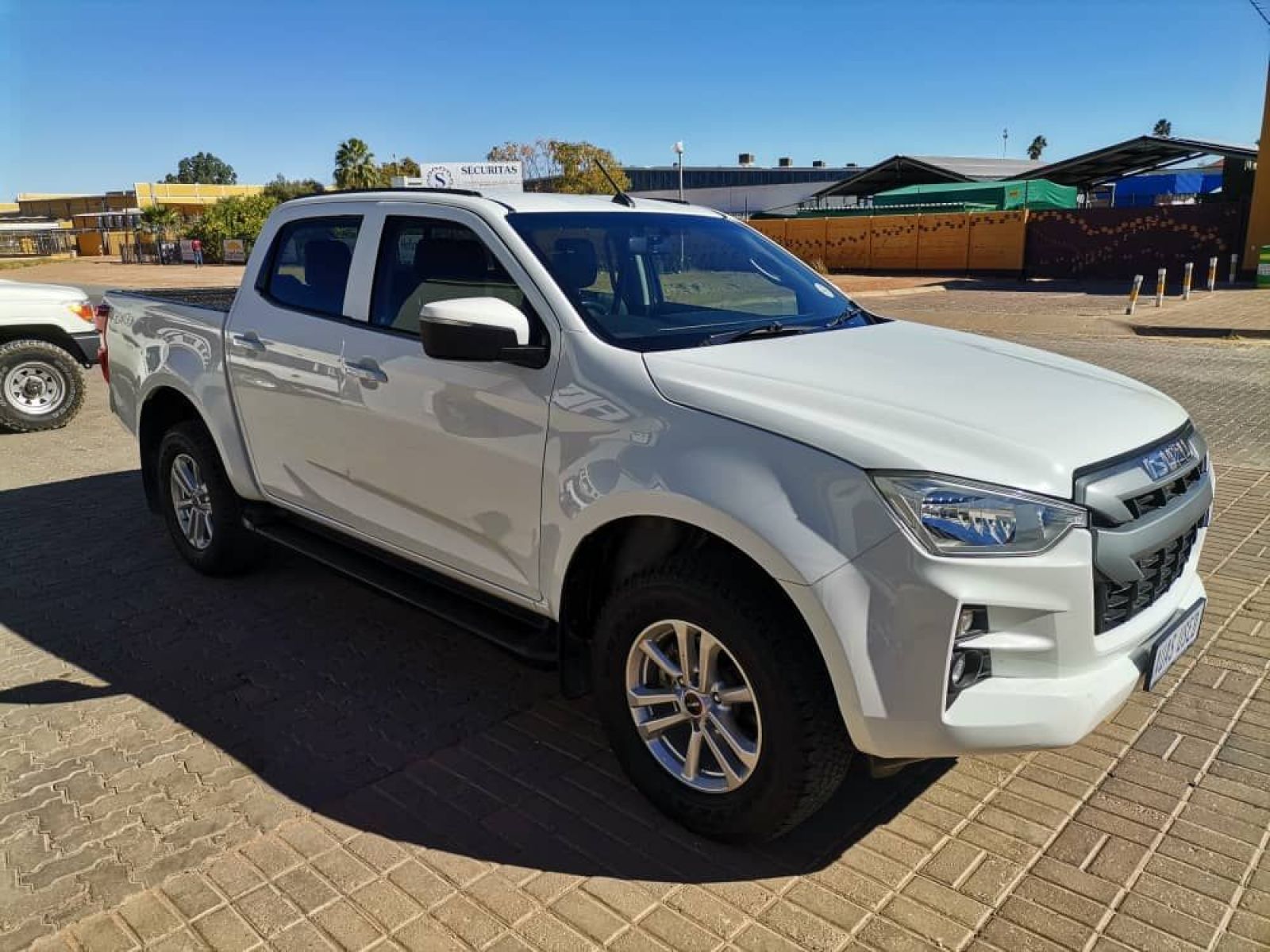 2023 Isuzu D-MAX photo 1