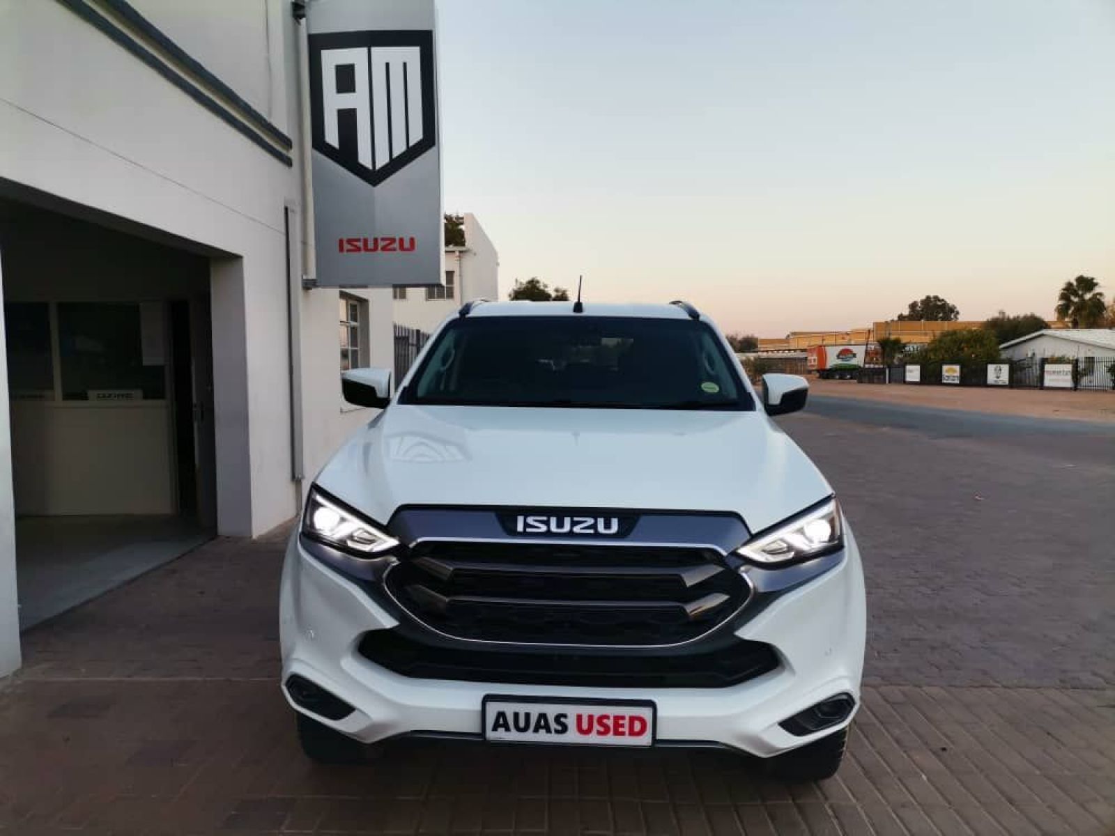 2023 Isuzu MU-X photo 2