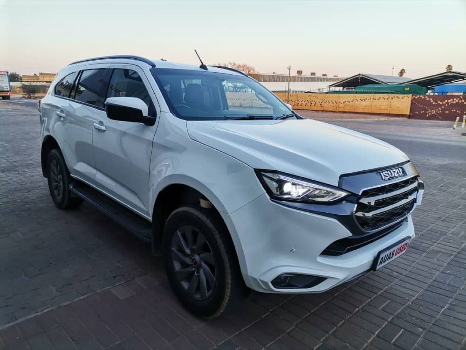 2023 Isuzu MU-X photo 3