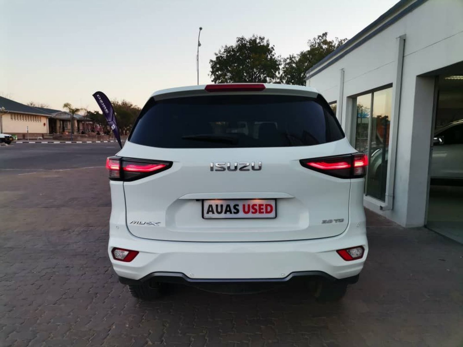 2023 Isuzu MU-X photo 5