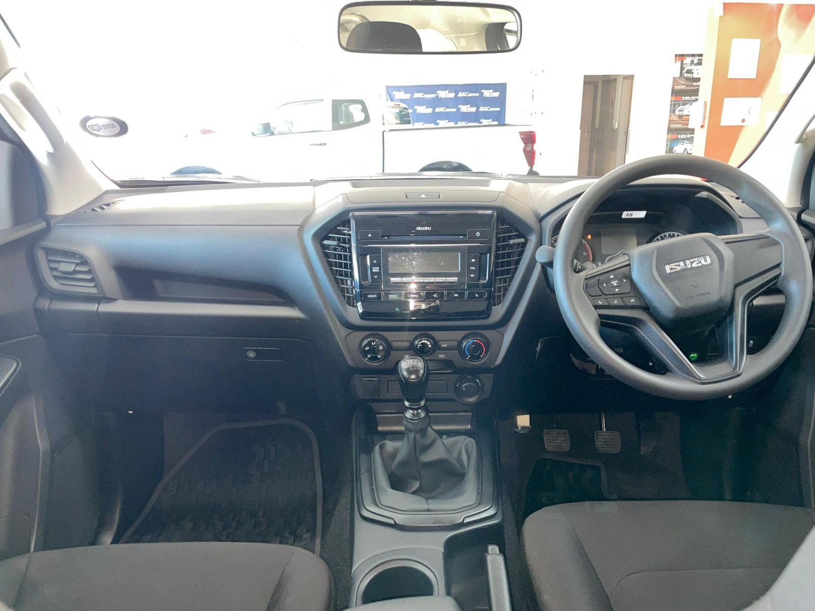 2025 Isuzu D-MAX photo 2