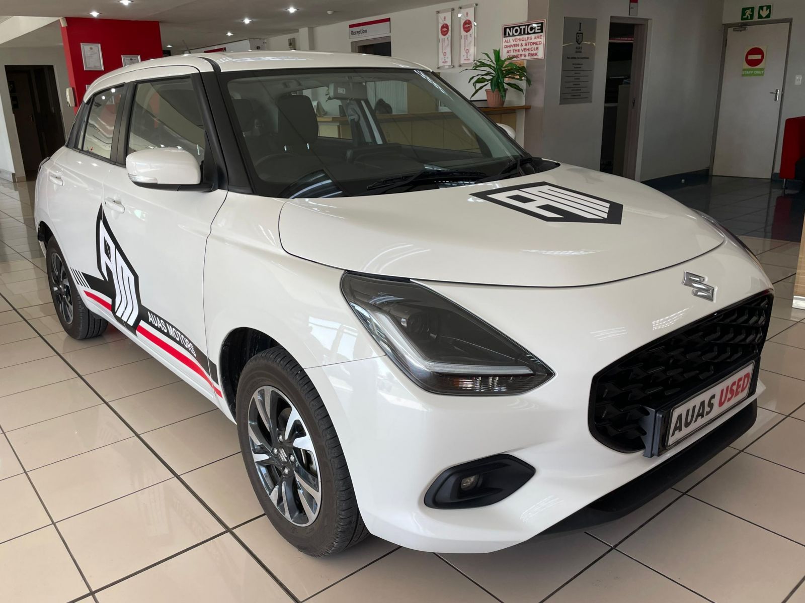 2024 Suzuki Swift photo 2