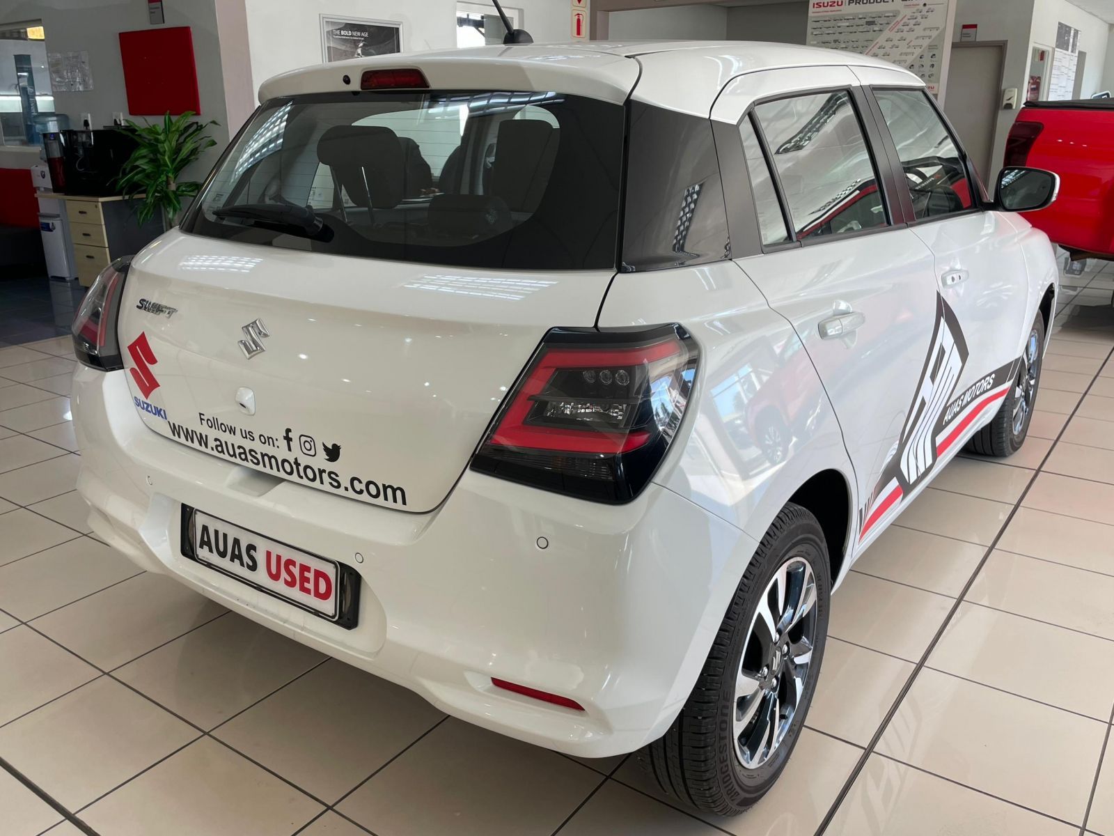 2024 Suzuki Swift photo 3