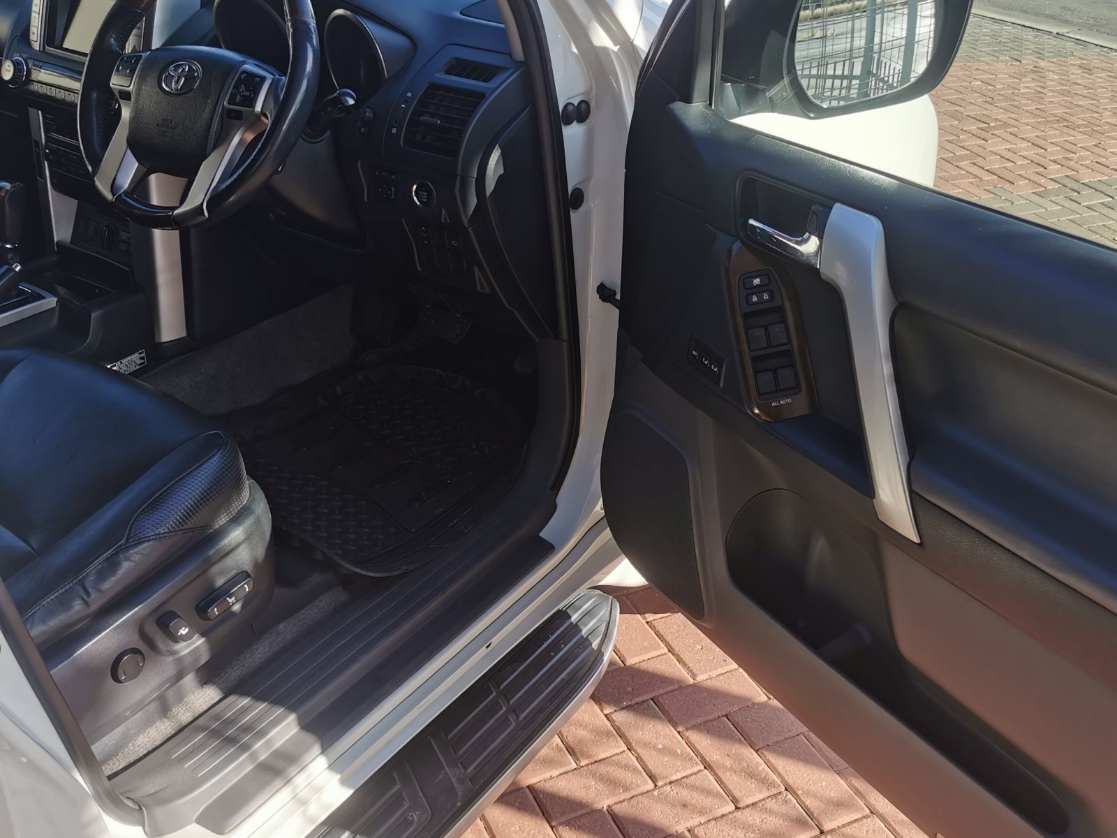2010 Toyota Prado photo 3