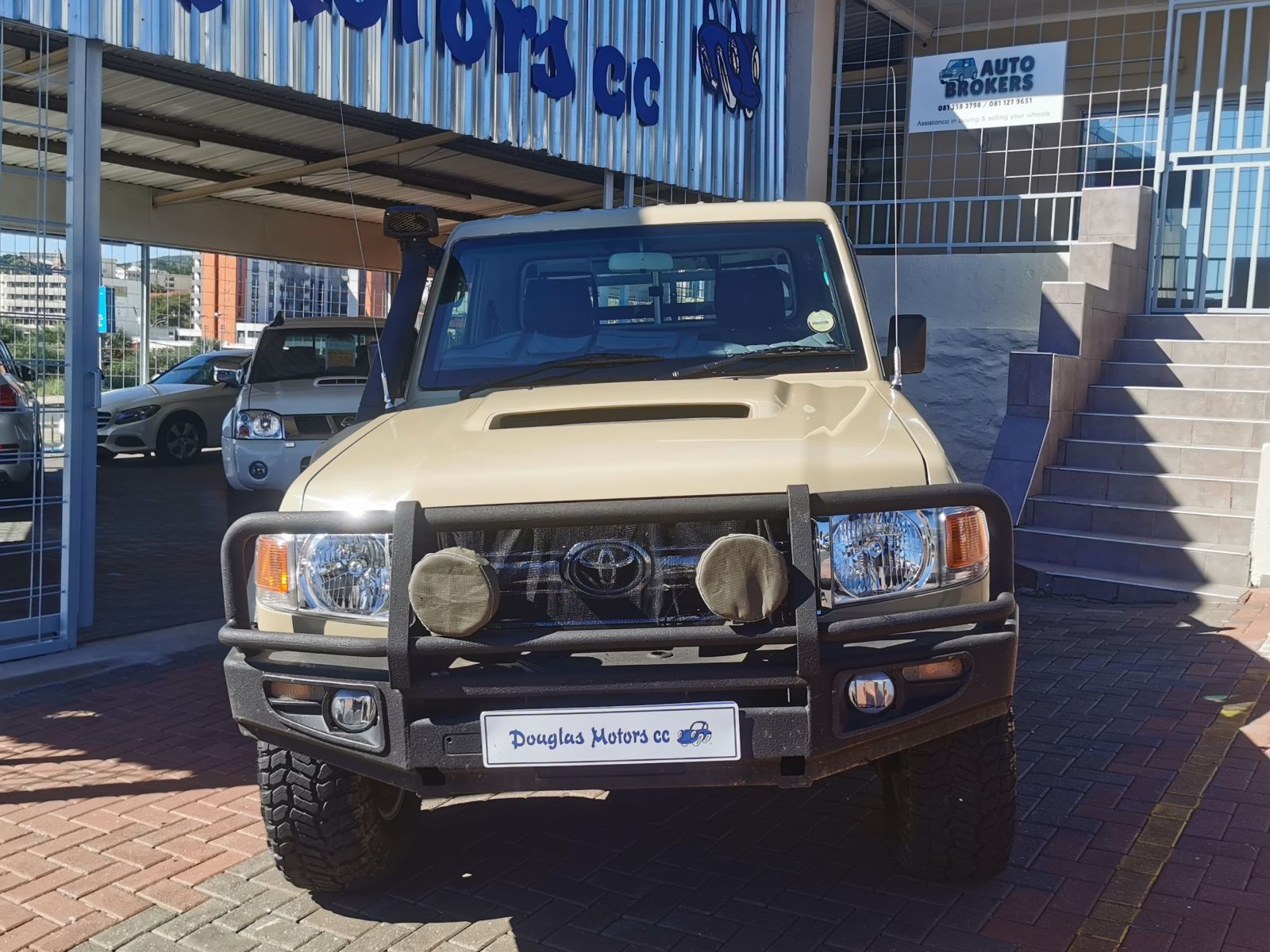 2015 Toyota Land Cruiser photo 2