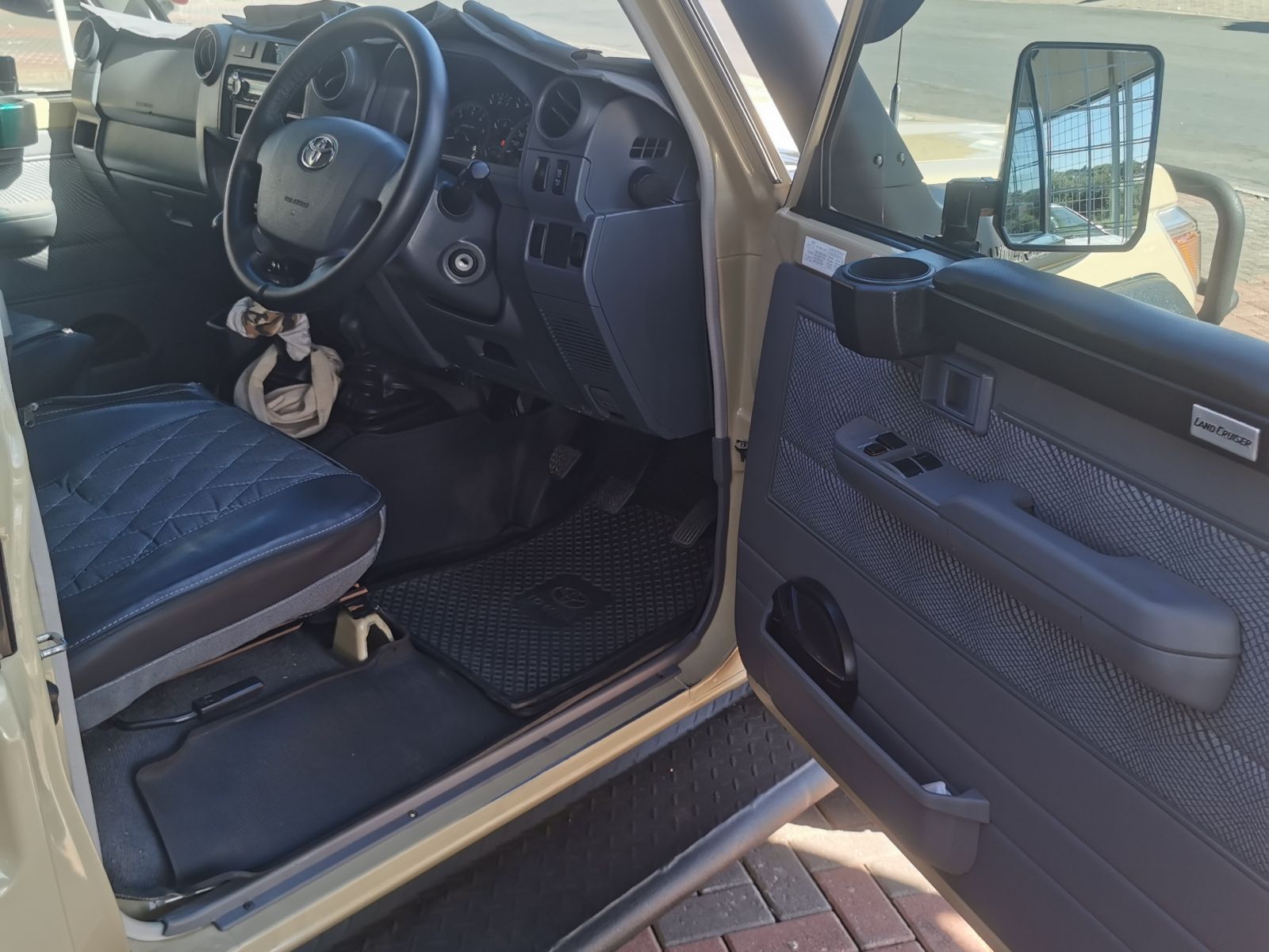 2015 Toyota Land Cruiser photo 3
