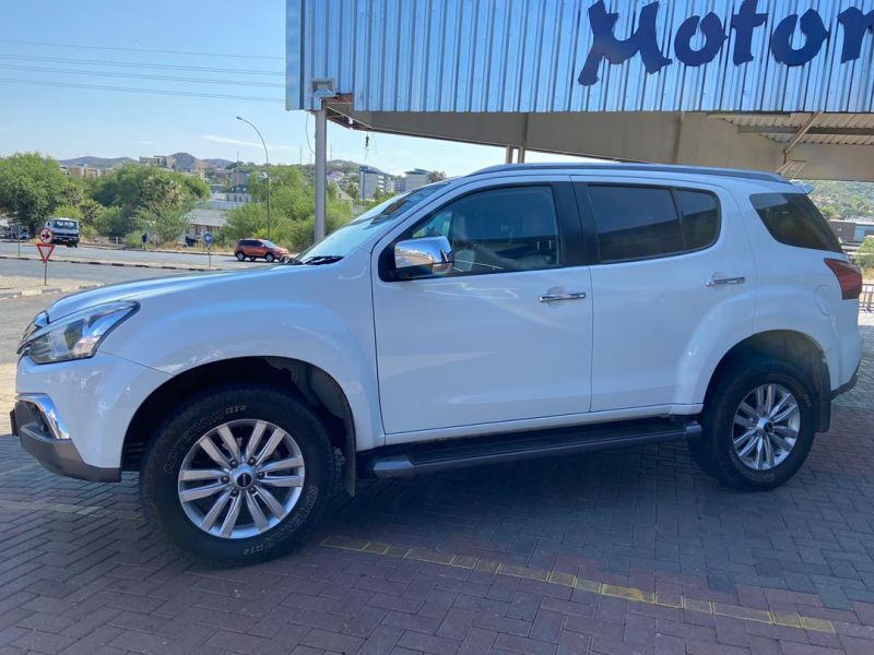 2018 Isuzu MU-X photo 1