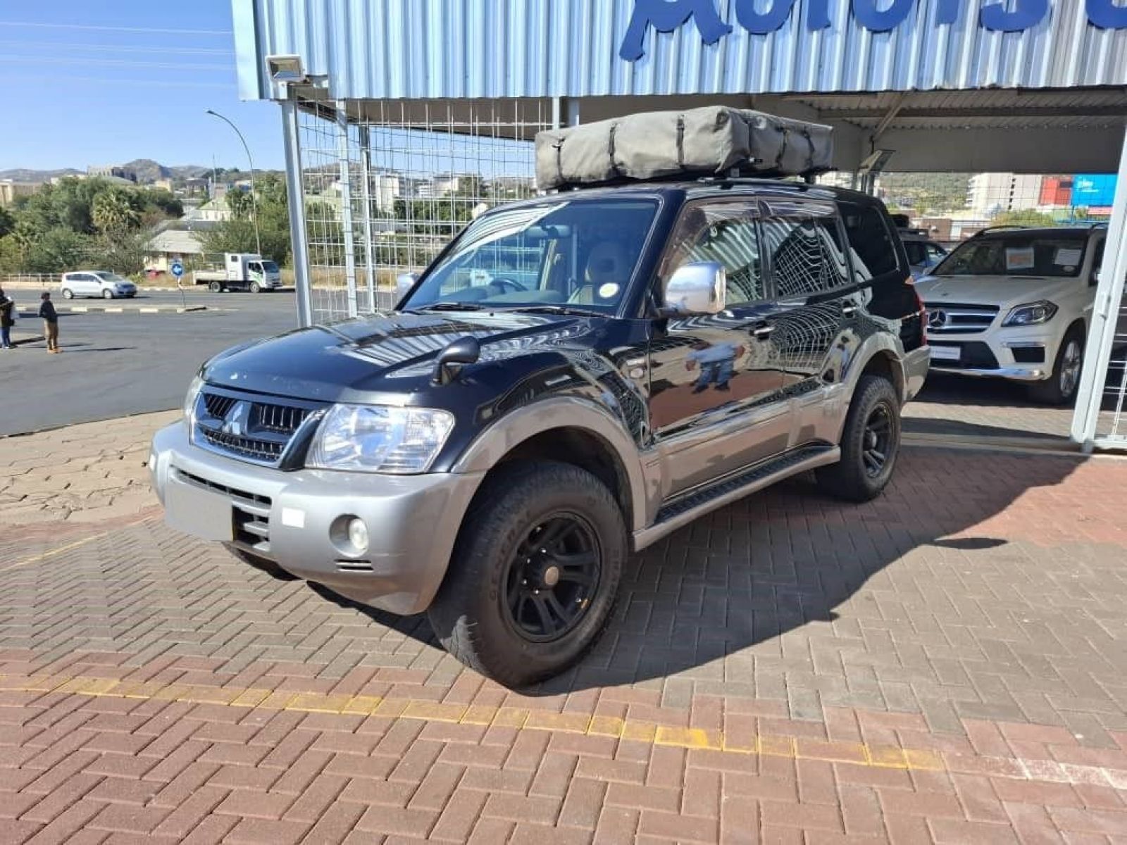 2003 Mitsubishi Pajero photo 1