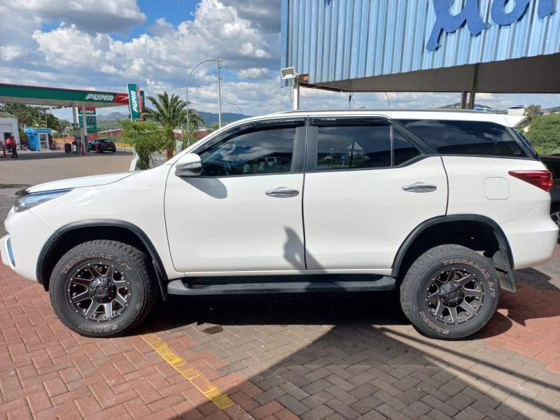 2017 Toyota Fortuner photo 2