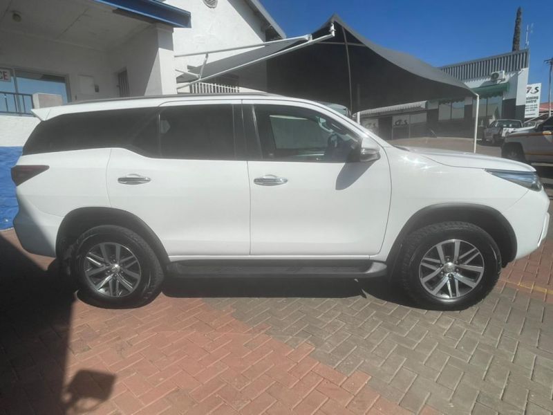 2017 Toyota Fortuner photo 3