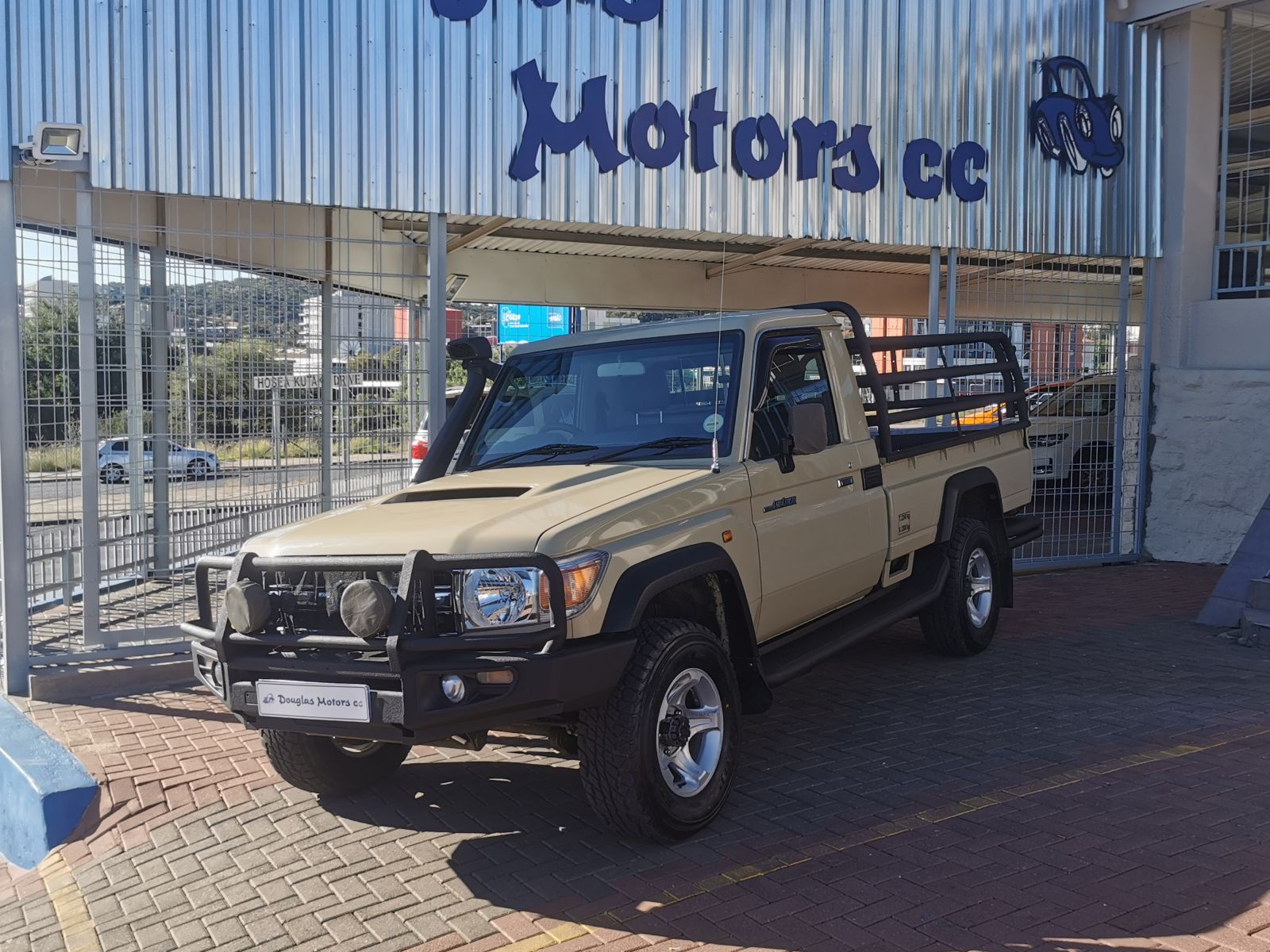 2015 Toyota Land Cruiser photo 1