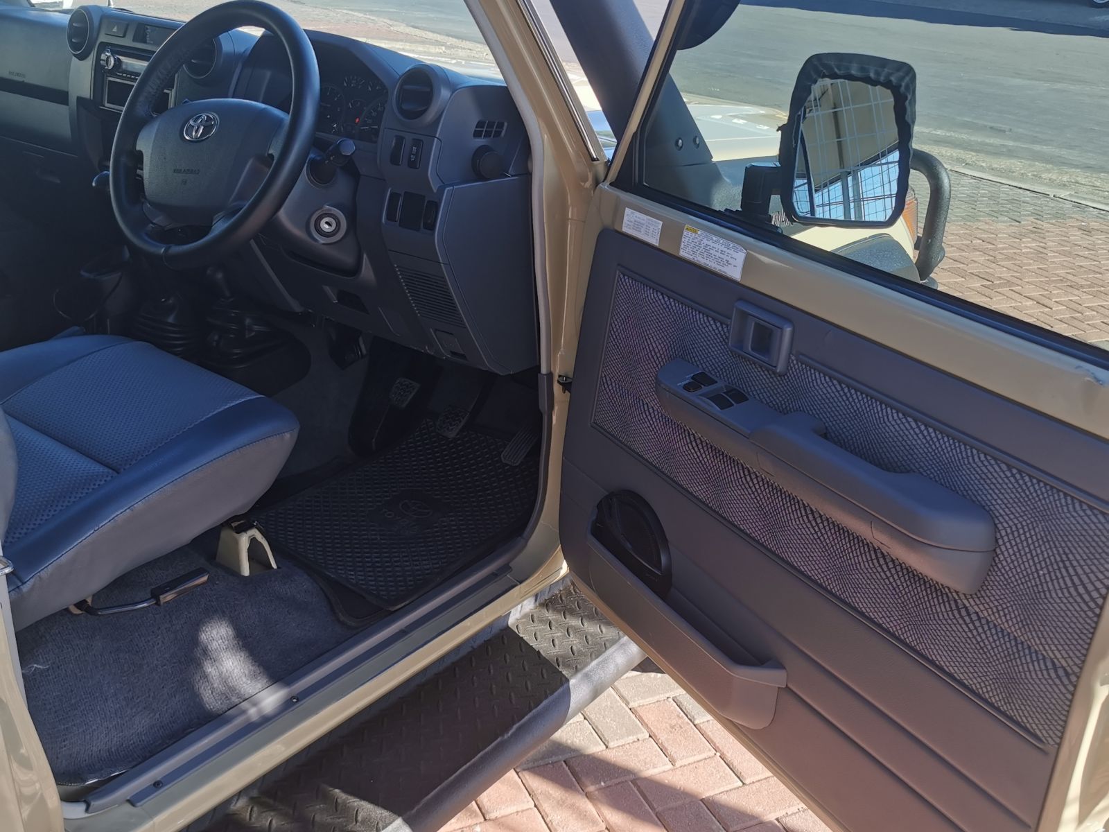 2015 Toyota Land Cruiser photo 3