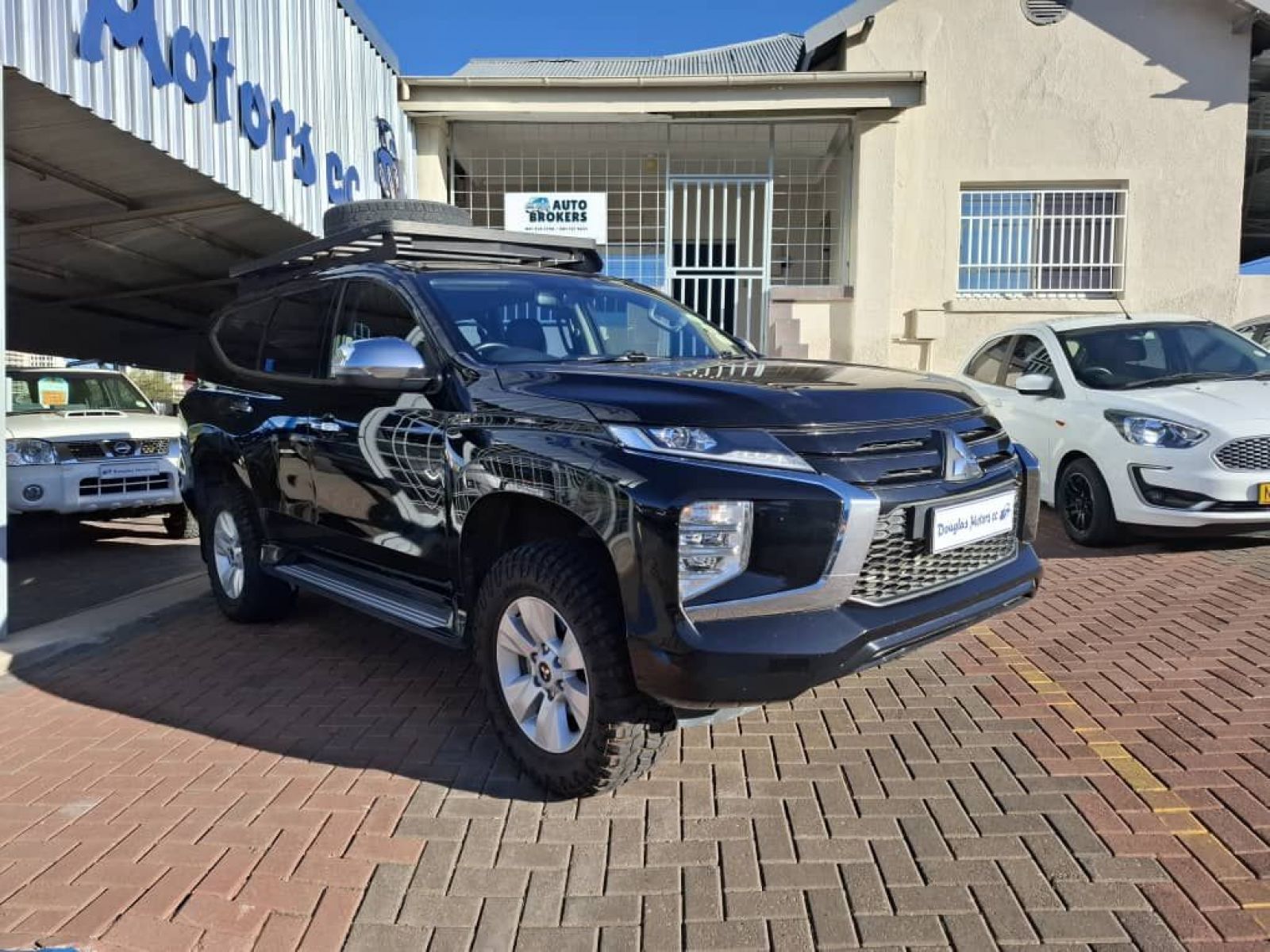 2022 Mitsubishi Pajero photo 1