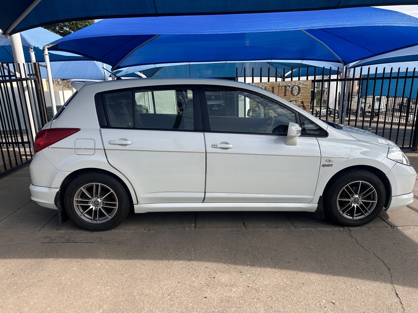 2010 Nissan Latio photo 1