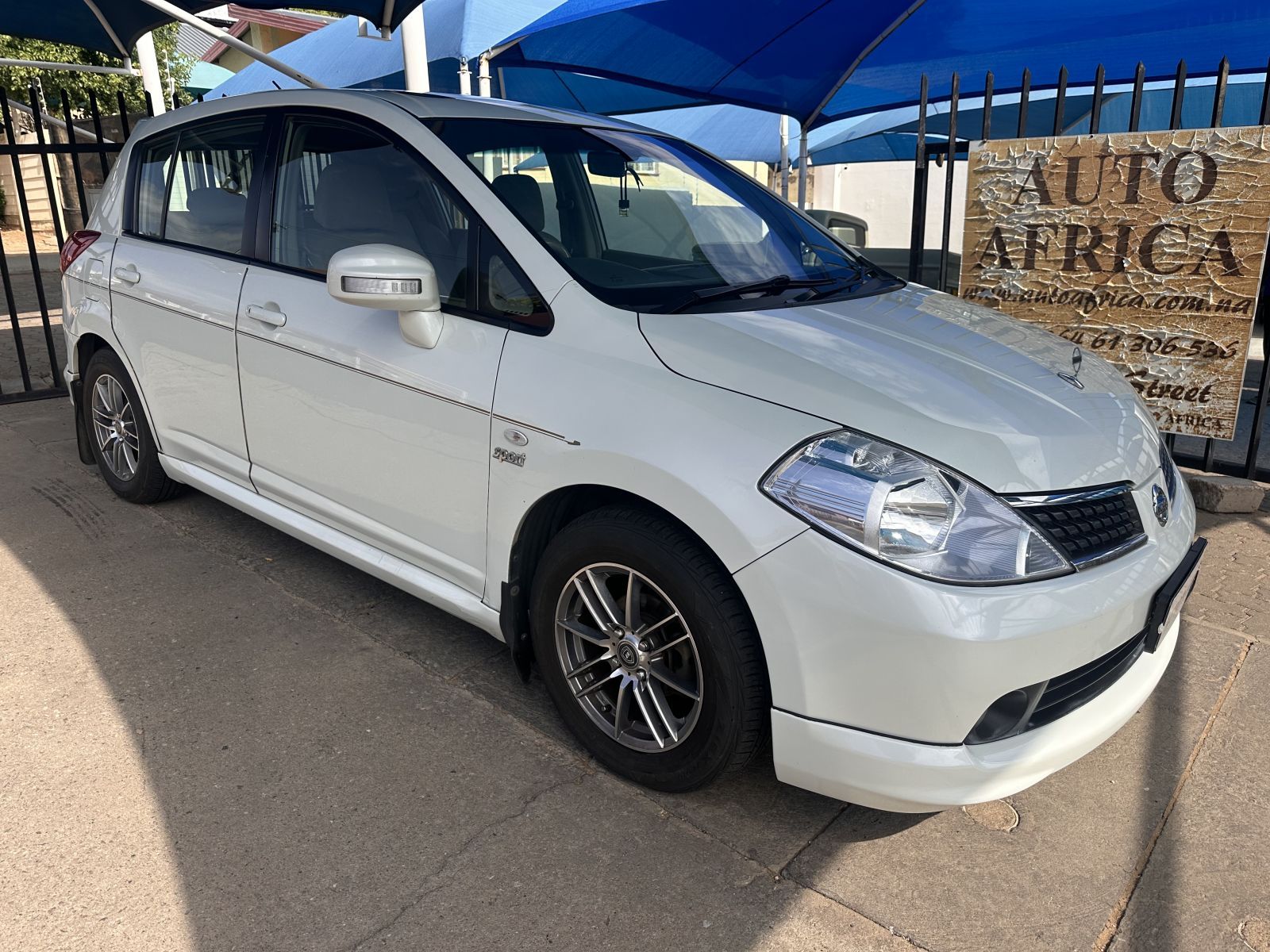 2010 Nissan Latio photo 2