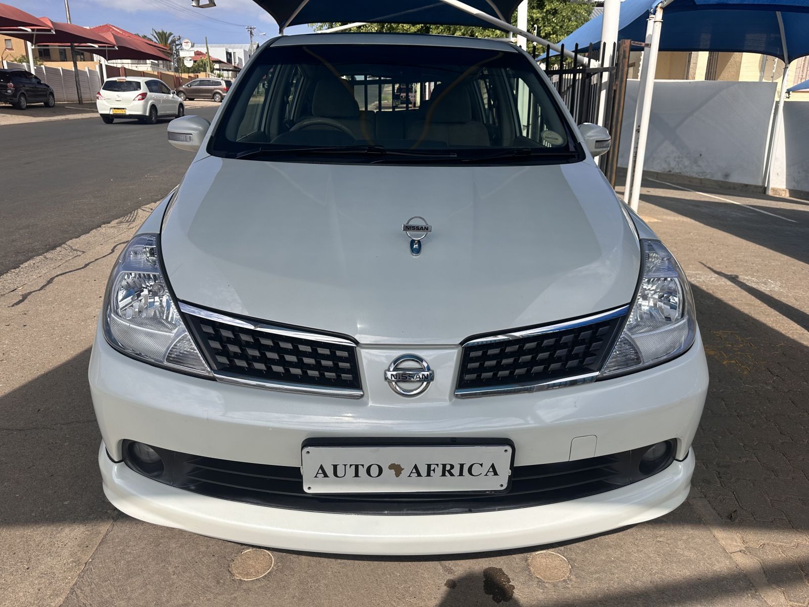 2010 Nissan Latio photo 3