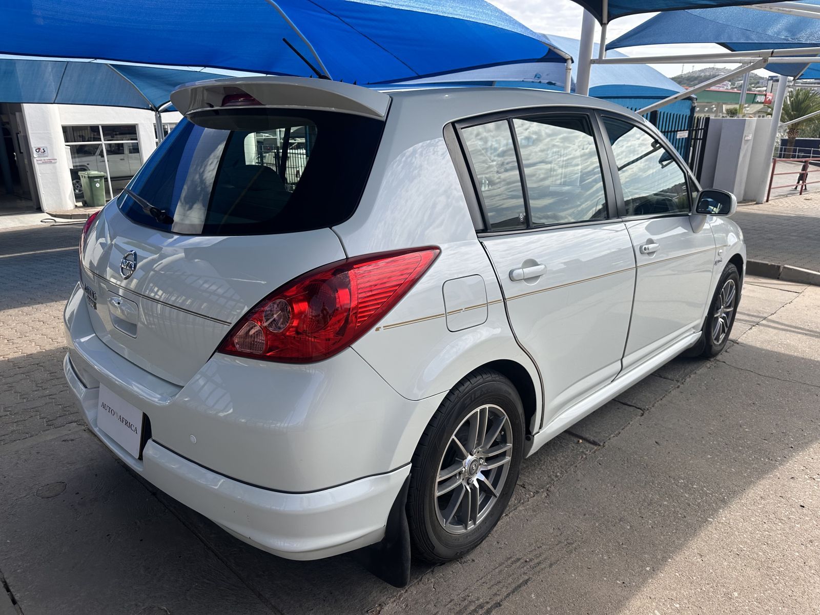2010 Nissan Latio photo 4