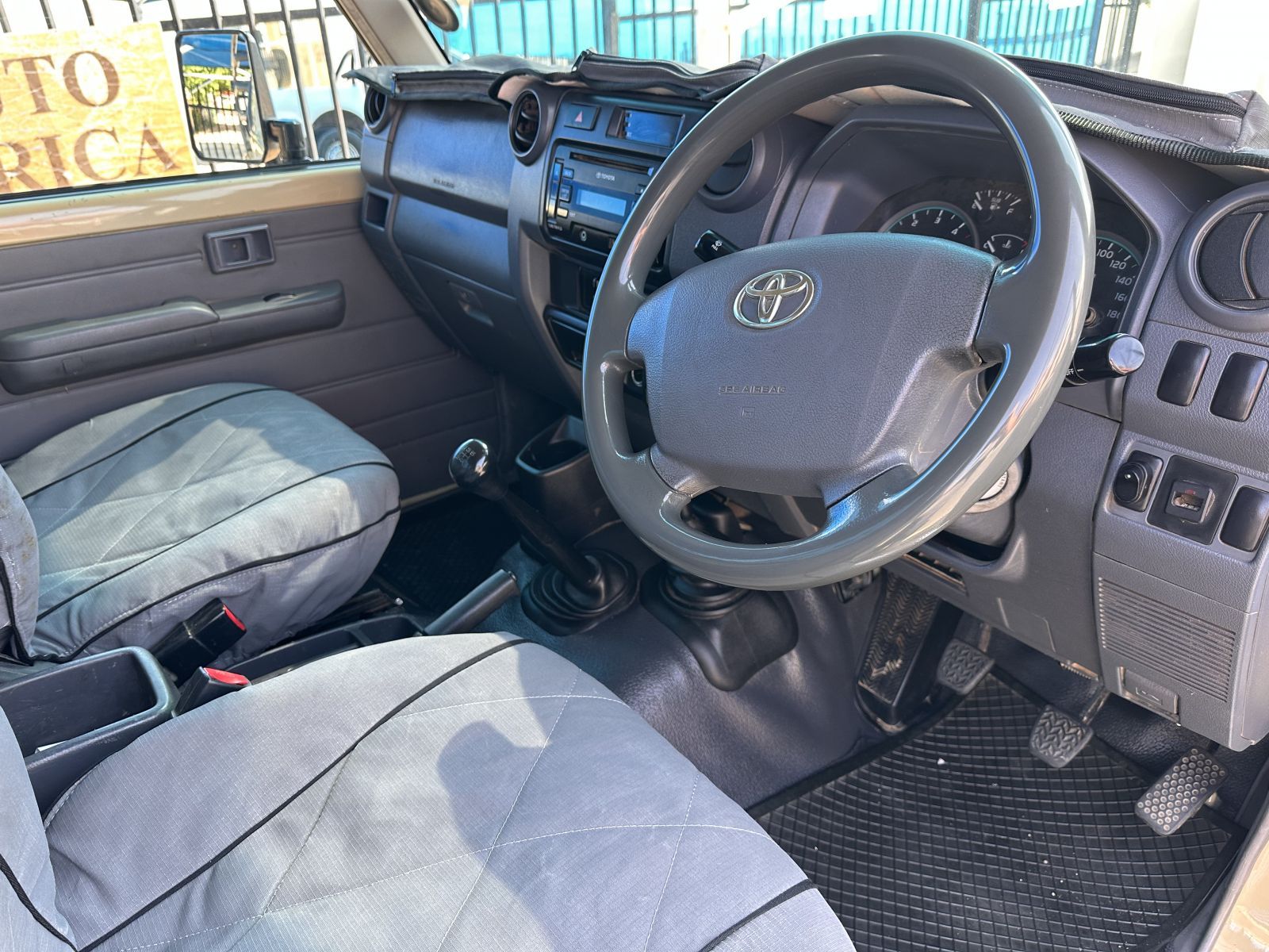 2015 Toyota Land Cruiser photo 6
