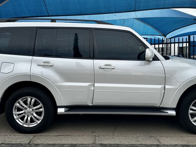 2019 Mitsubishi Pajero photo 2