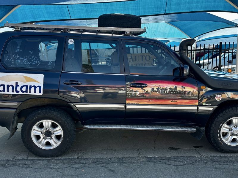 2004 Toyota Land Cruiser photo 1