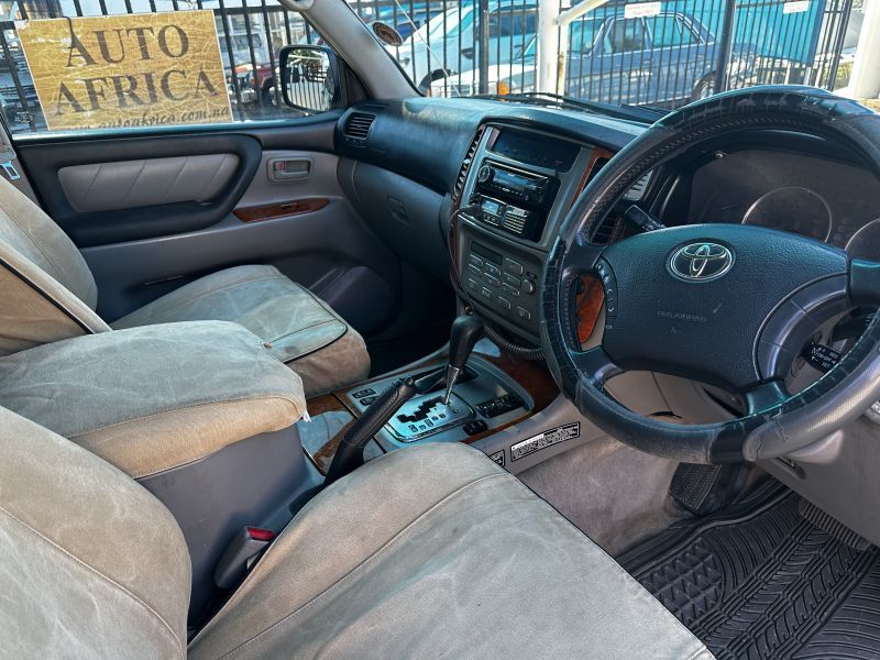 2004 Toyota Land Cruiser photo 3