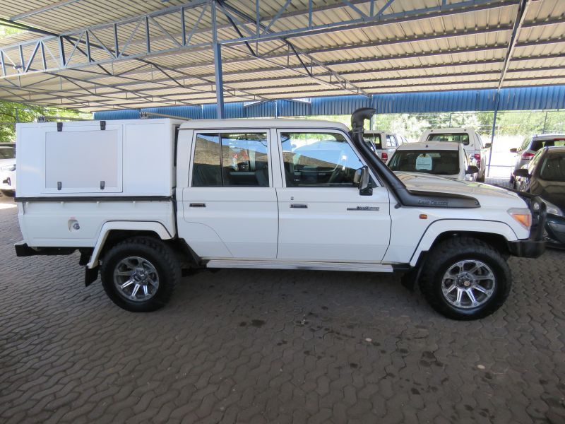 2013 Toyota Land Cruiser photo 1