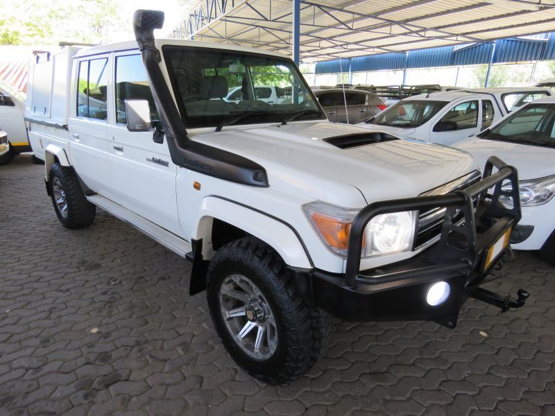 2013 Toyota Land Cruiser photo 2