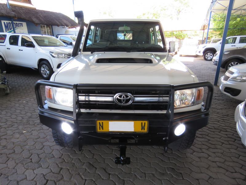 2013 Toyota Land Cruiser photo 3