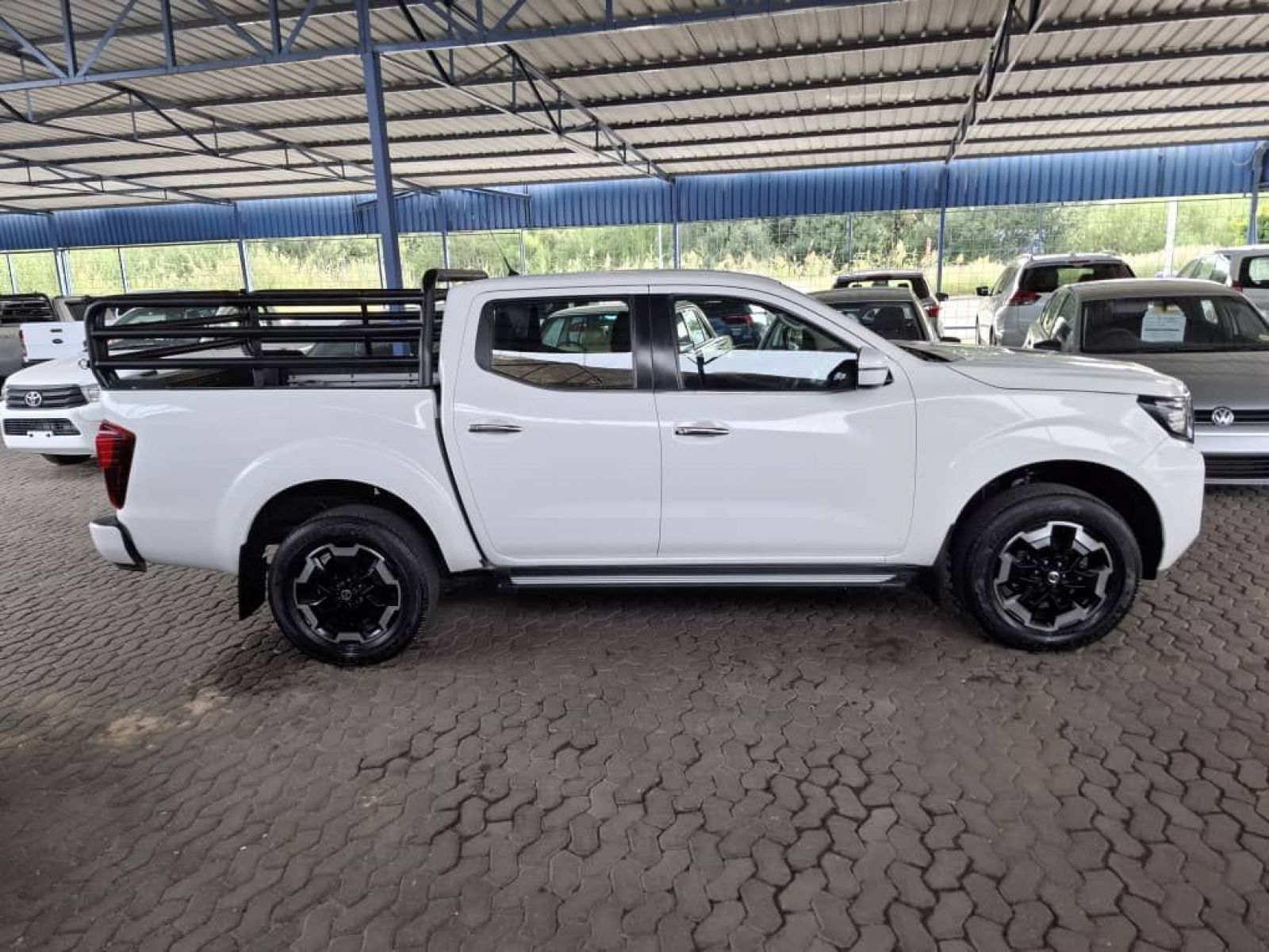 2023 Nissan Navara photo 1