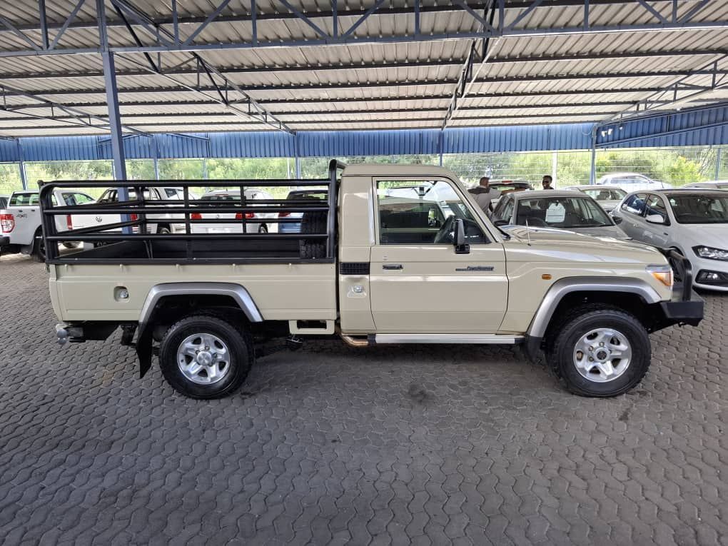 2019 Toyota Land Cruiser photo 1