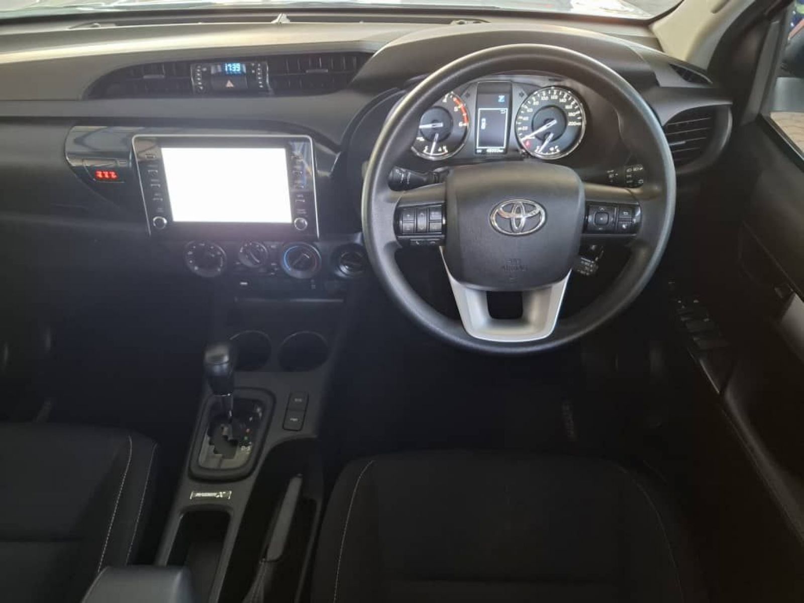 2023 Toyota Hilux photo 8