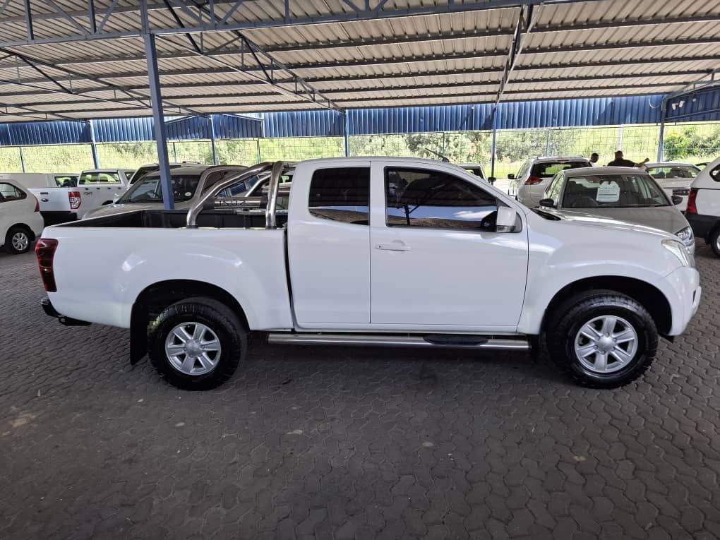 2015 Isuzu KB Series photo 1