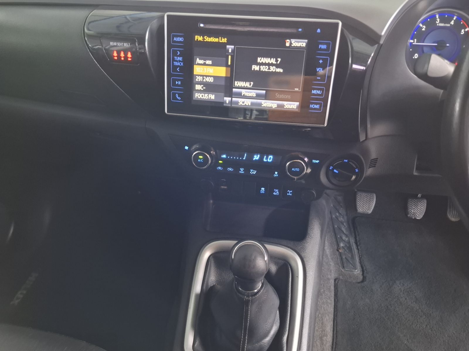 2017 Toyota Hilux photo 11