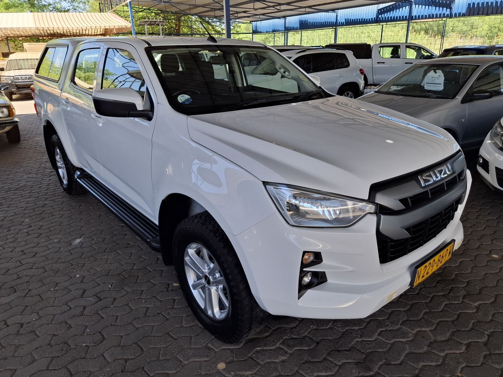 2023 Isuzu D-MAX photo 2