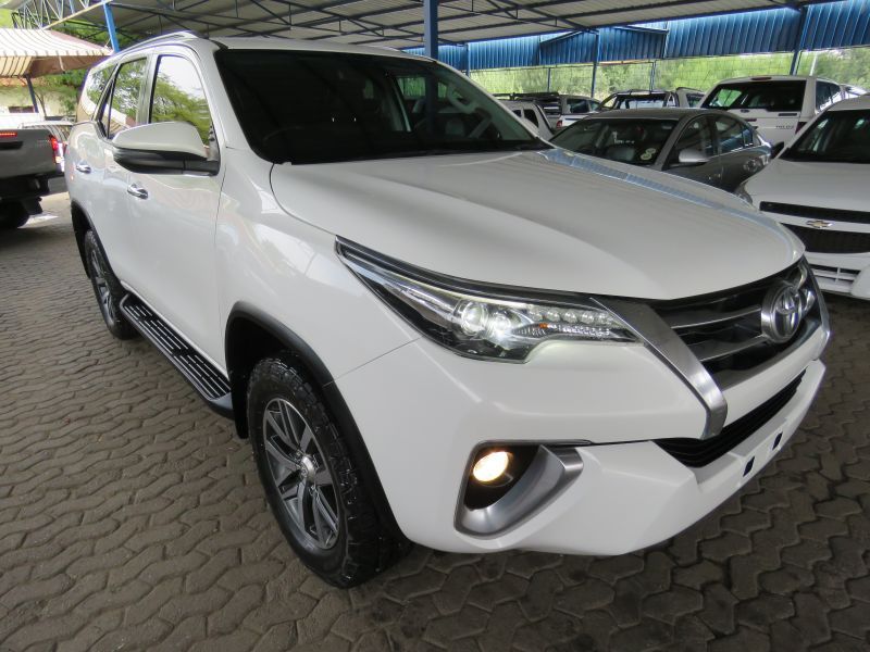 2018 Toyota Fortuner photo 2