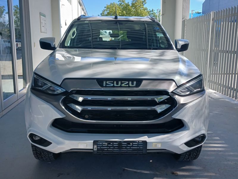 2023 Isuzu MU-X photo 1