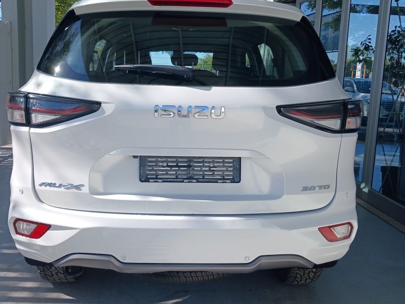 2023 Isuzu MU-X photo 4
