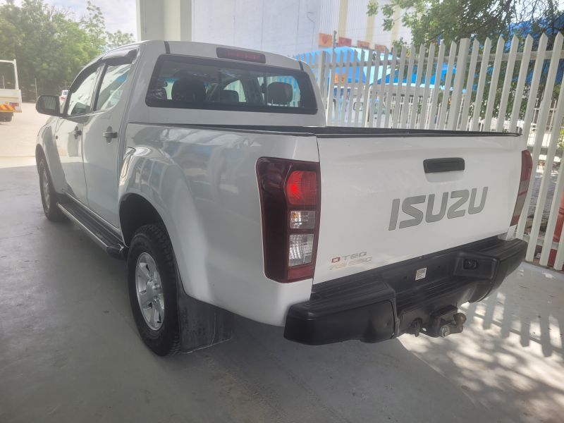 2017 Isuzu D-MAX photo 3