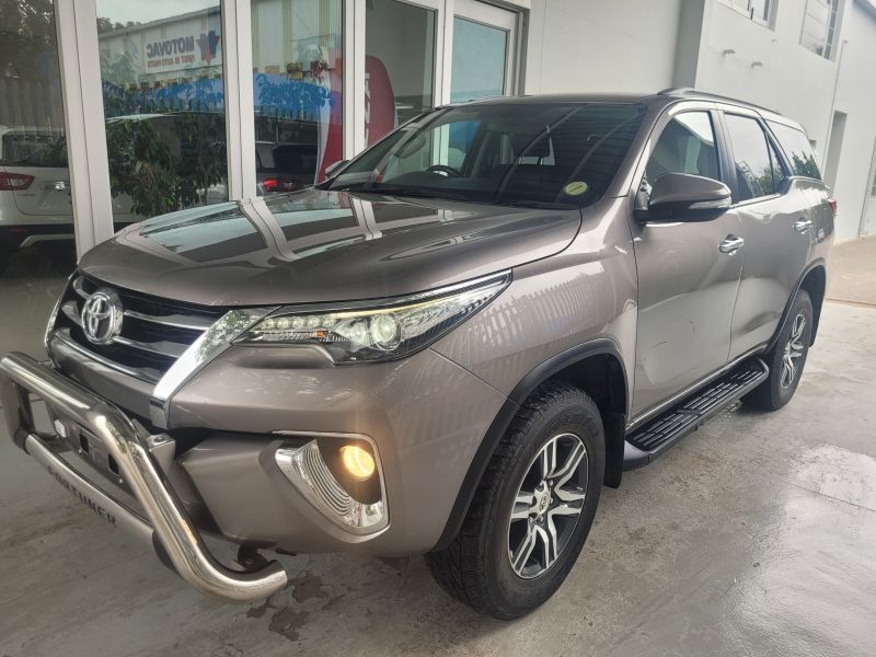 2016 Toyota Fortuner photo 3