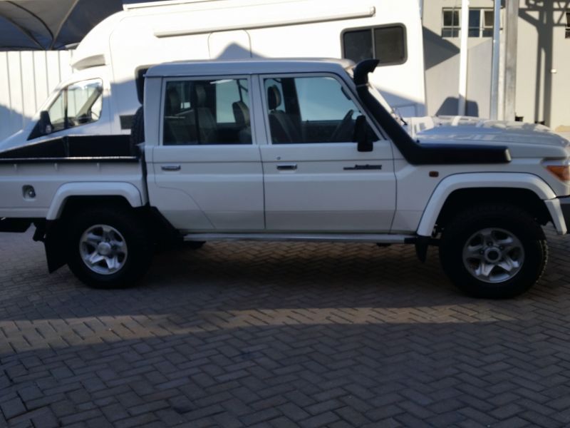 2017 Toyota Land Cruiser photo 2