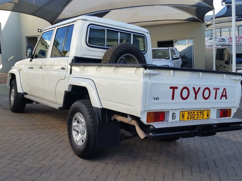 2017 Toyota Land Cruiser photo 3