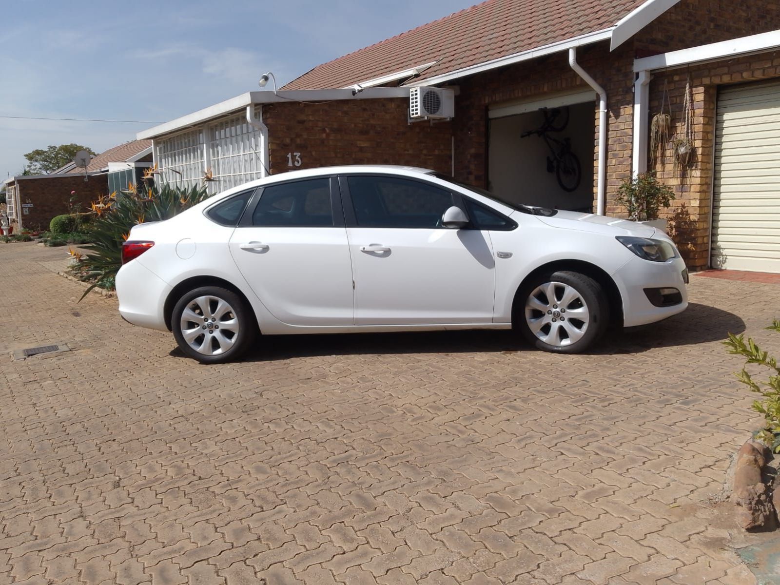2015 Opel Astra photo 1