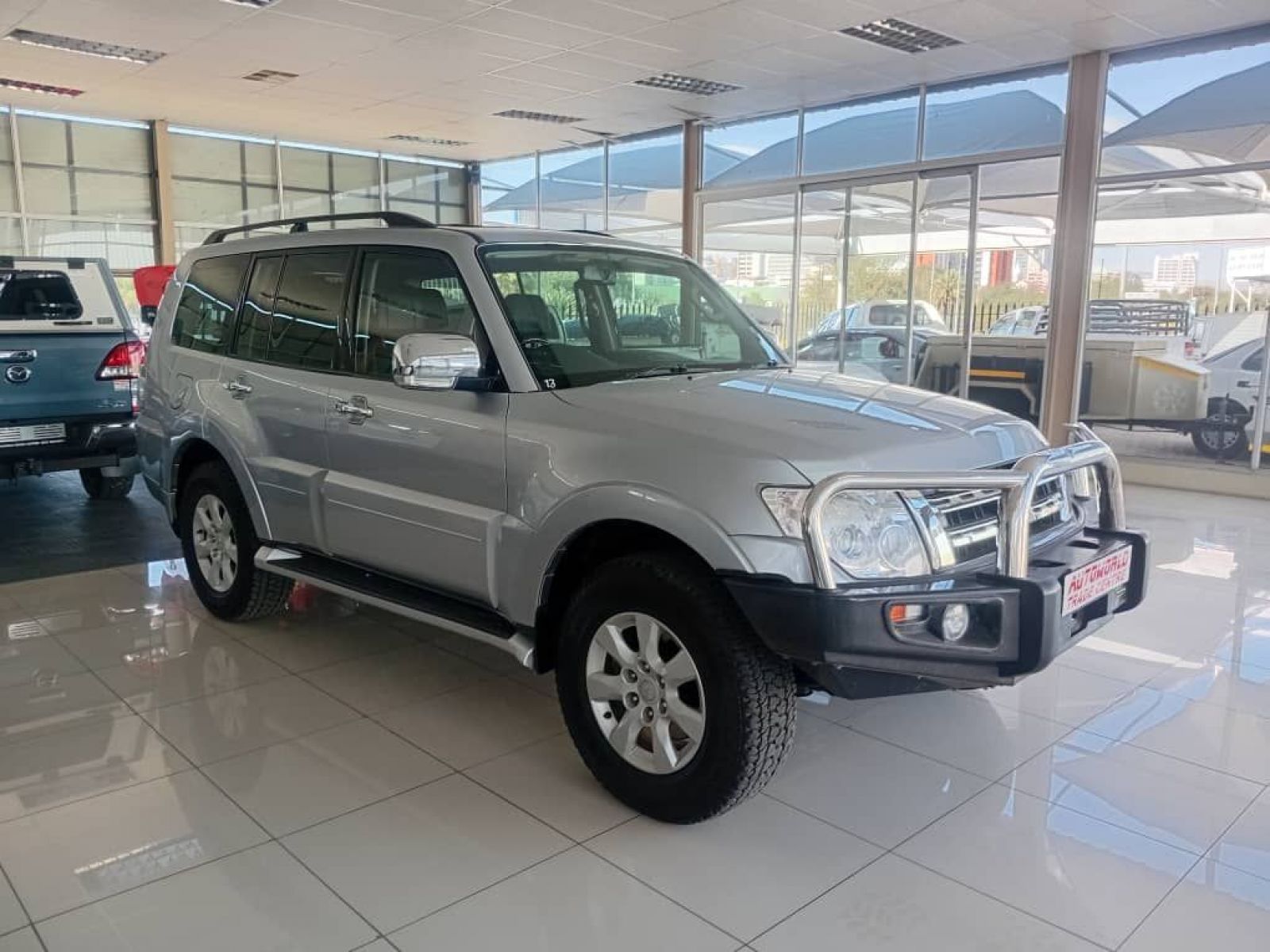 2012 Mitsubishi Pajero photo 1