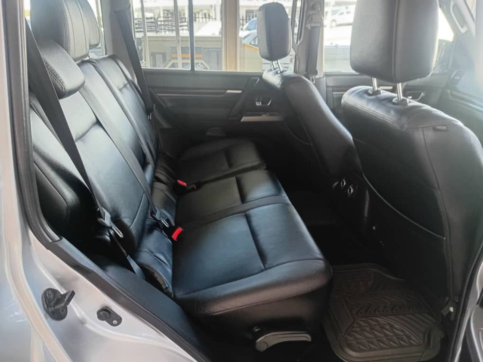 2012 Mitsubishi Pajero photo 11