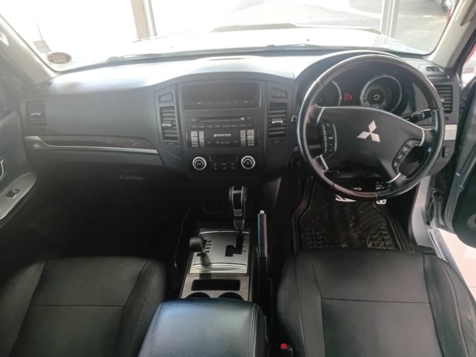 2012 Mitsubishi Pajero photo 12