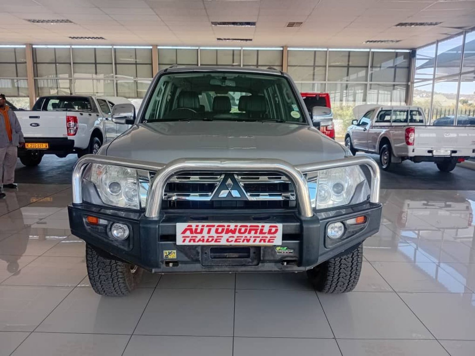 2012 Mitsubishi Pajero photo 2