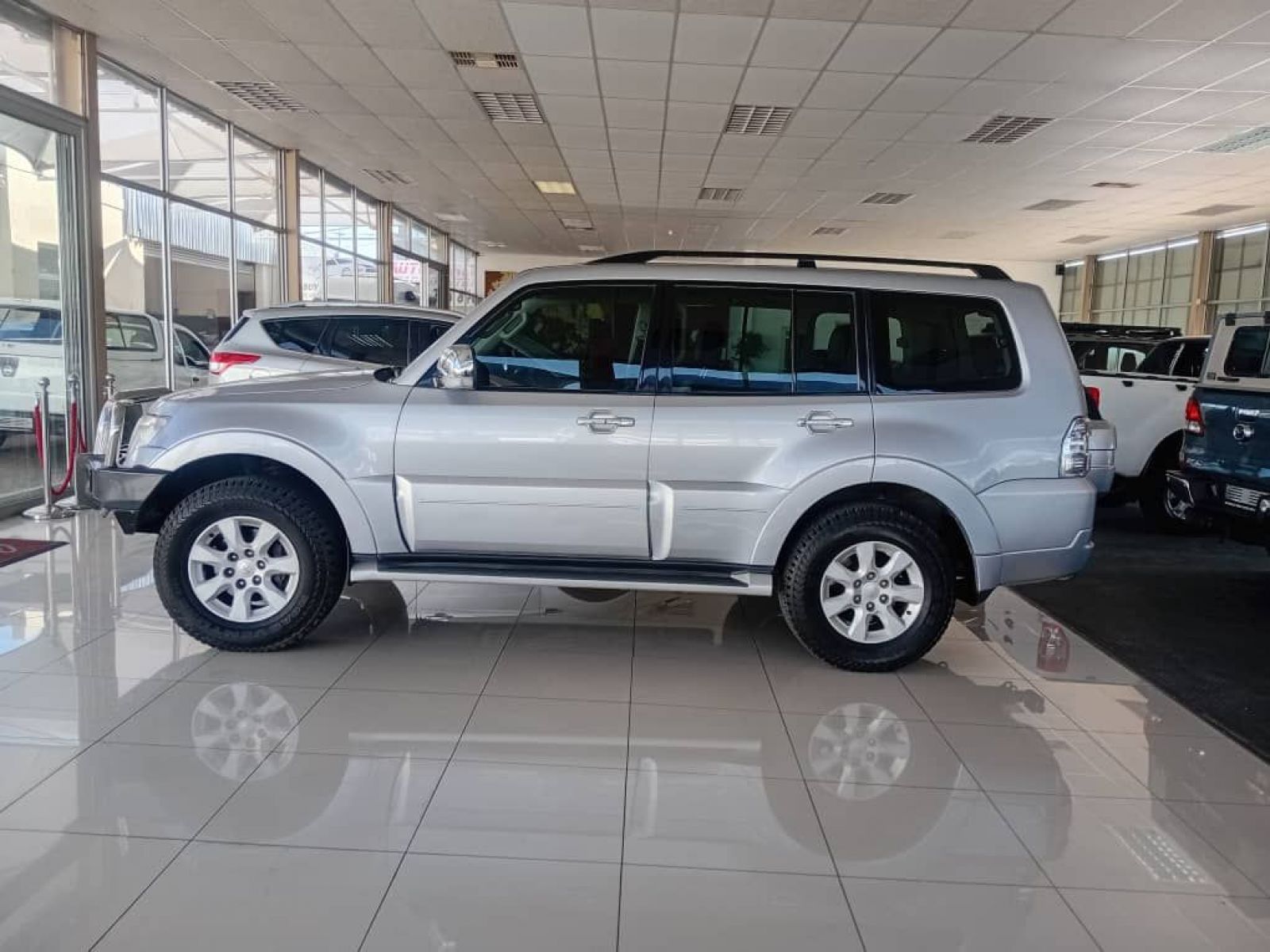 2012 Mitsubishi Pajero photo 4