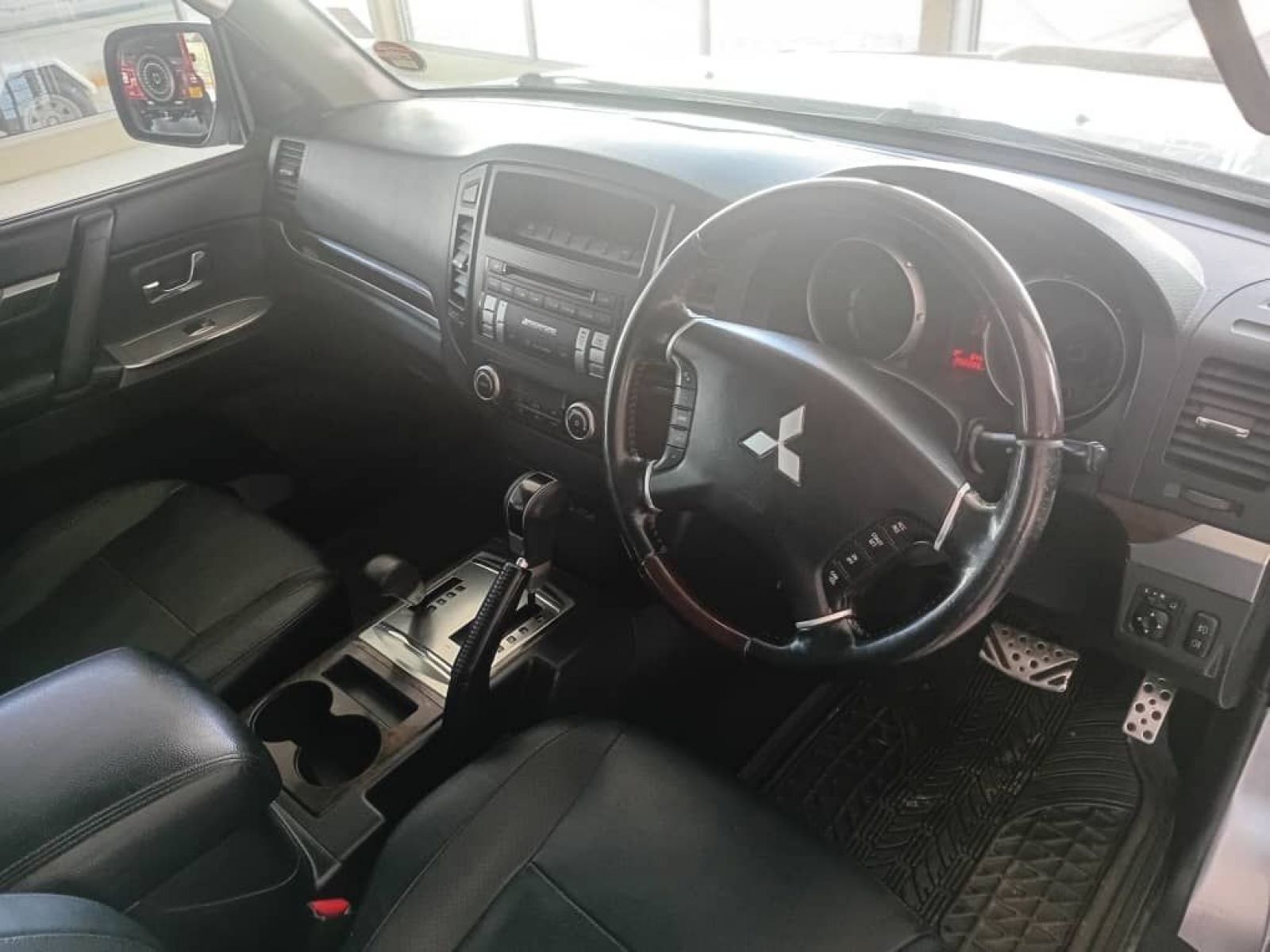 2012 Mitsubishi Pajero photo 9