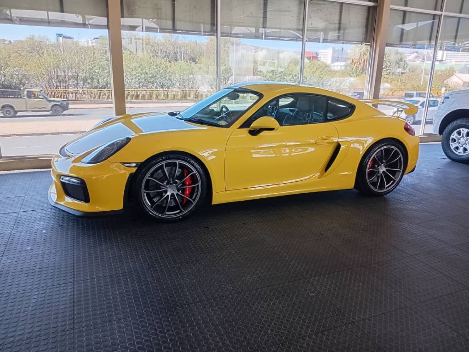 2016 Porsche Cayman photo 1