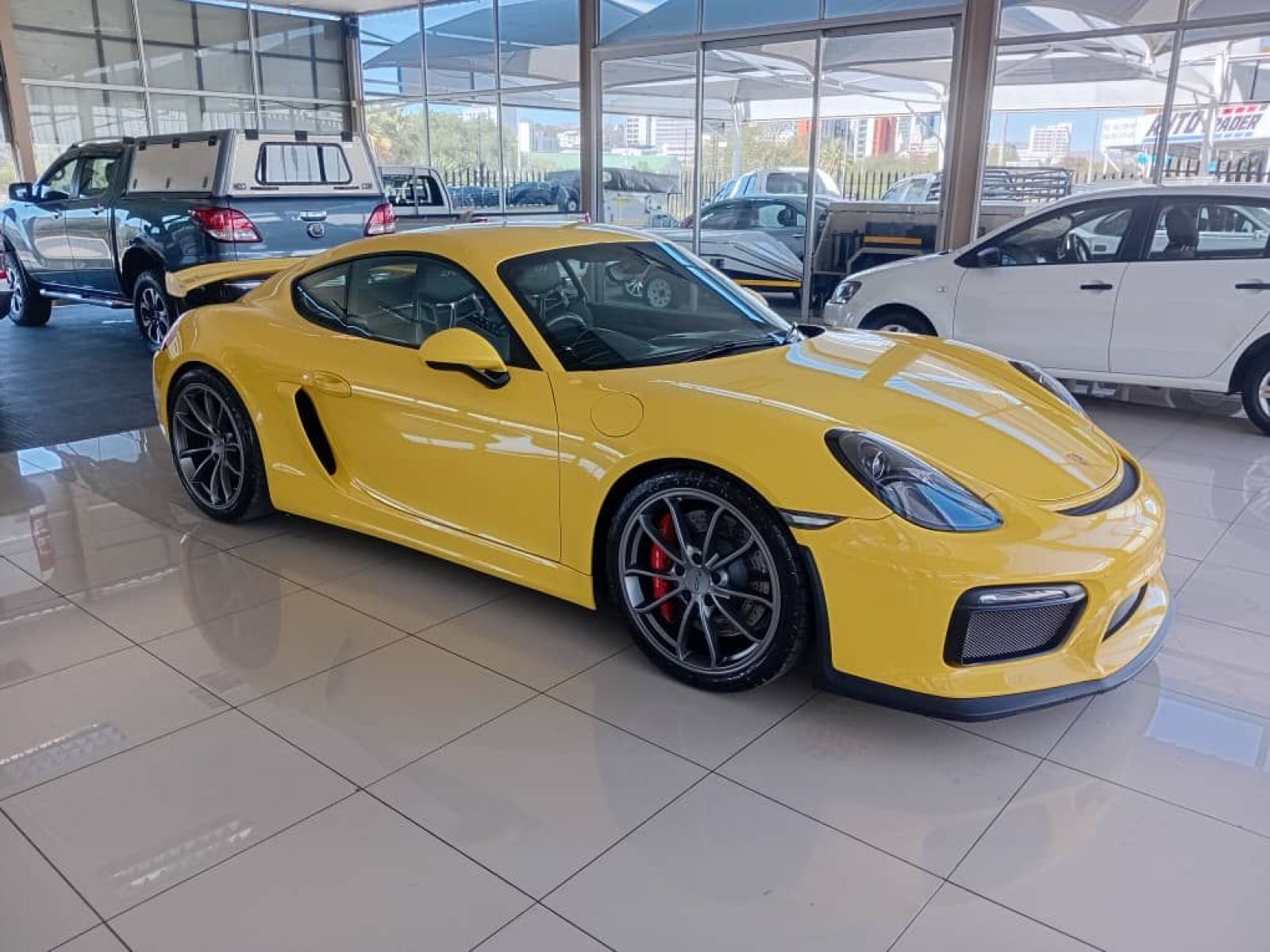 2016 Porsche Cayman photo 2